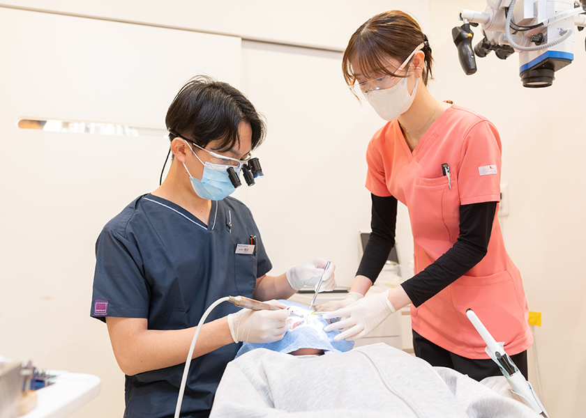 矯正前の虫歯治療から、矯正後の保定まで。通うのはこの1院だけ